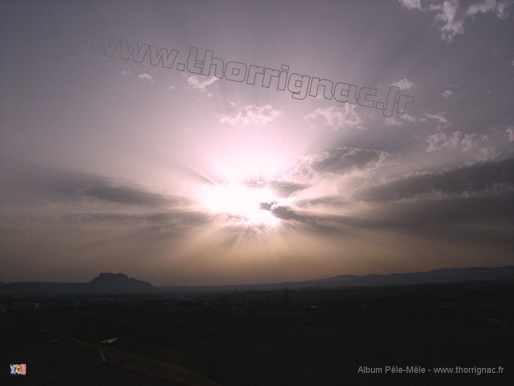 Le soleil joue avec les nuages.jpg - Entre le massif des maures et l'Esterel. 18 juin 2012. 20H31